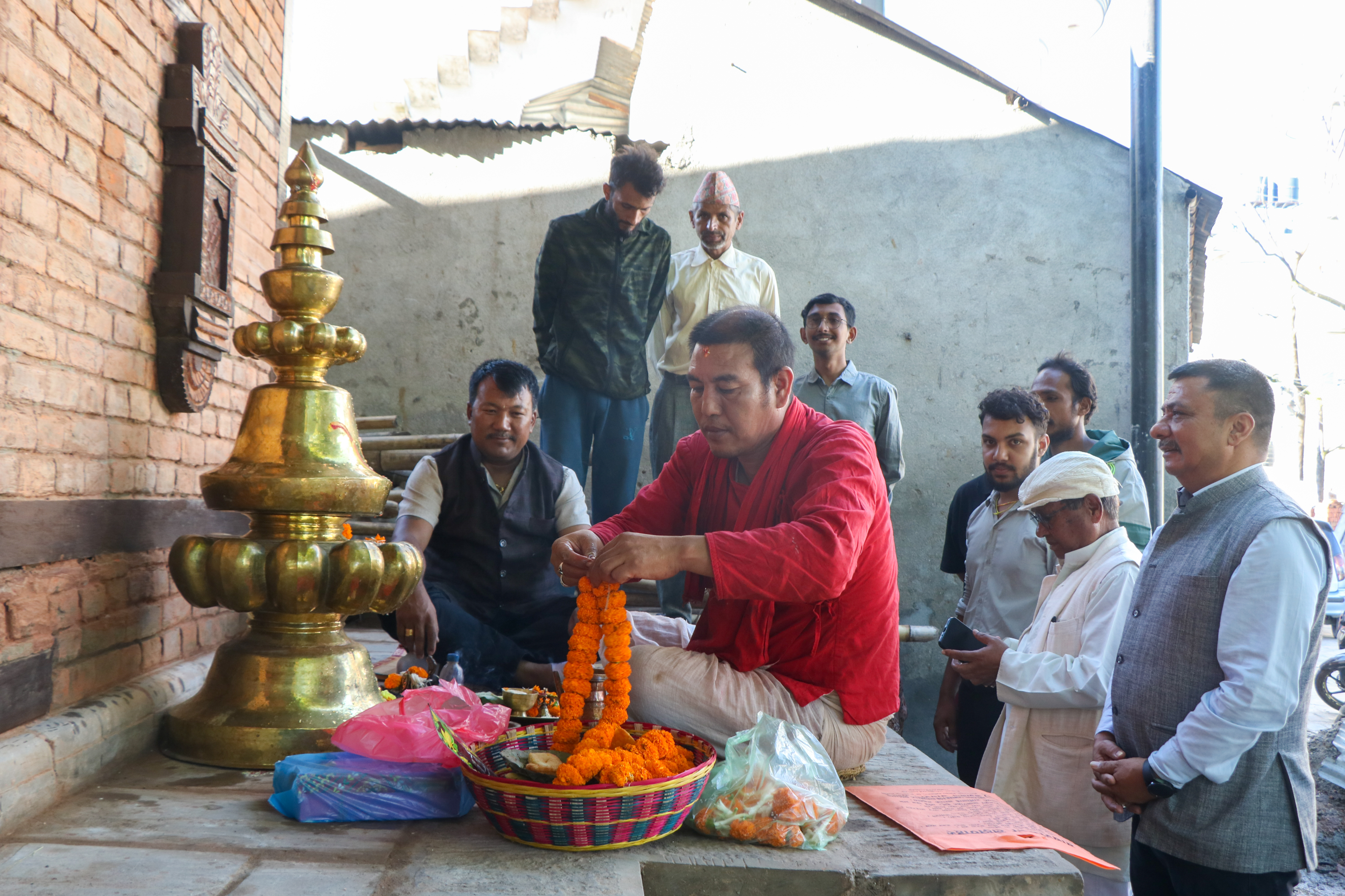 सयवर्ष भन्दा पुरानो ऐतिहासिक ब्रह्मा मन्दिरमा गजुर स्थापना